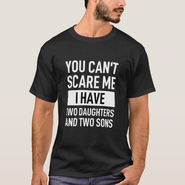 Camiseta Você não pode me assustar Eu tenho duas filhas e d (Frente)