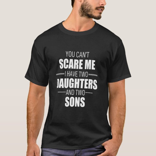 Camiseta Você não pode me assustar Eu tenho duas filhas e d (Frente)