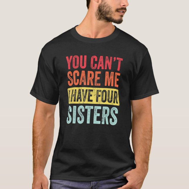 Camiseta Você não pode me assustar Eu tenho quatro irmãs ir (Frente)