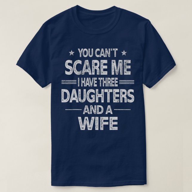Camiseta Você não pode me assustar Eu tenho três filhas e u (Frente do Design)