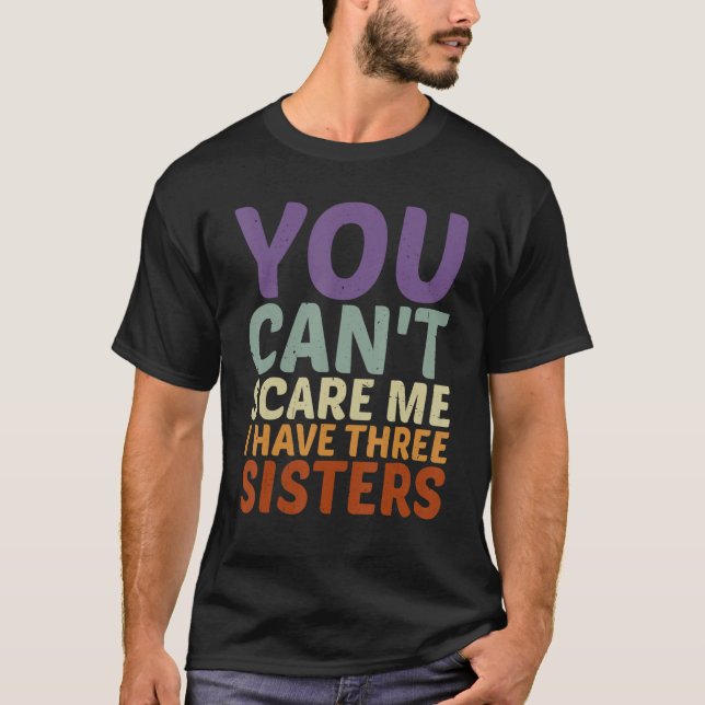 Camiseta Você não pode me assustar, eu tenho três irmãs. (Frente)