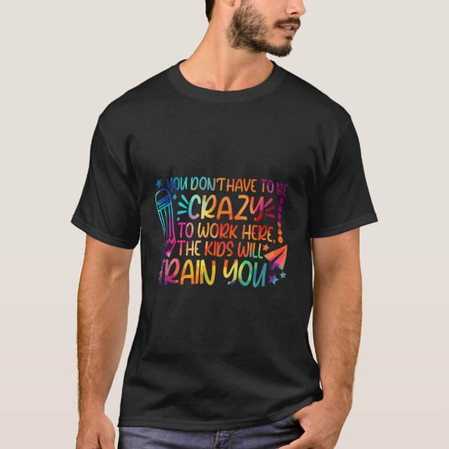 Camiseta Você Não Precisa Ser Louco Para Trabalhar Aqui As  (Frente)