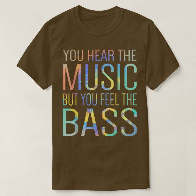 Camiseta Você Ouve A Música, Mas Sente O Bass Guitar Gu (Frente do Design)