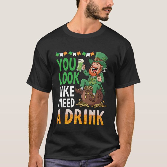 Camiseta Você Parece Que Precisa De Uma Bebida Sorte Sorte  (Frente)