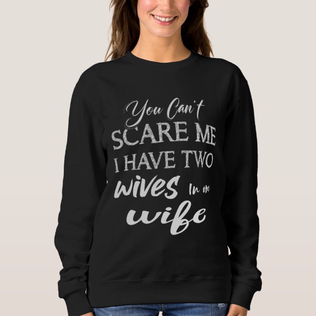 Camiseta Você Pode Me Assustar Eu Tenho Duas Esposas em uma (Frente)