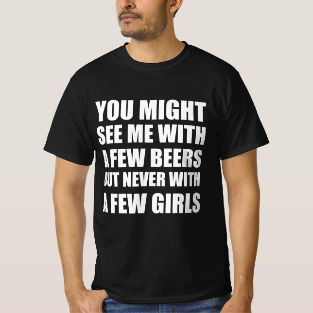 Camiseta Você pode me ver com algumas cervejas, mas nunca c (Frente)