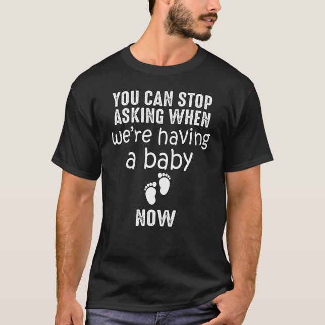 Camiseta Você pode parar de perguntar quando estamos tendo  (Frente)