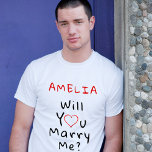 Camiseta Você vai me casado? Coração Romântico Vermelho com<br><div class="desc">Você vai me casado? Coração Romântico Vermelho com o Nome T-Shirt. Você me casado citando na moderna tipografia da escrita negra com um coração vermelho. Personalize com seu nome.</div>