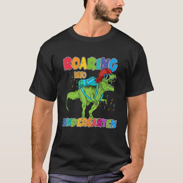 Camiseta Voltando Ao Jardim De Infância Dinossauro Para A E (Frente)