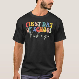 Camiseta Voltando às Vibrações Escolares Feliz Primeiro Dia
