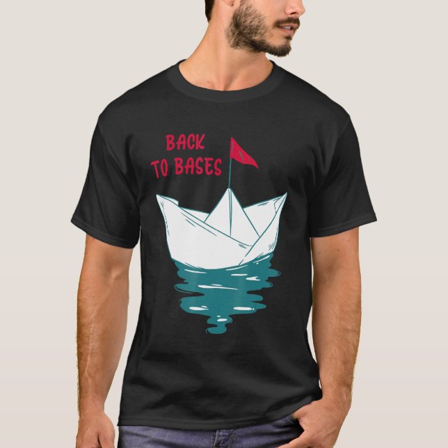 Camiseta Voltar Para Bases E Dobrar Mais Barcos De Papel De (Frente)