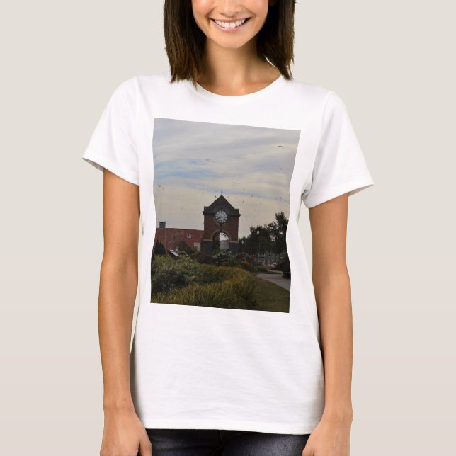 Camiseta Vôo sobre a torre de pulso de disparo (Frente)
