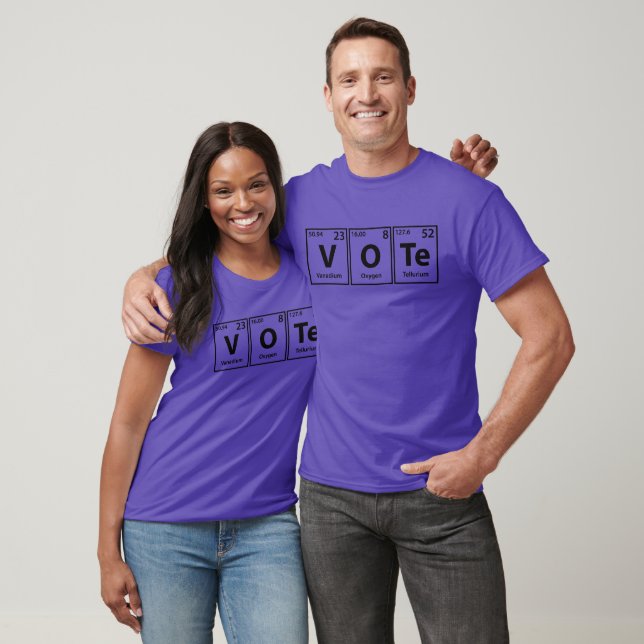 Camiseta Votação (V-O-Te) Ortografia de Elementos Periódico (Unissex)