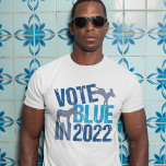 Camiseta Votar Azul em 2022, Partido Democrático Cute<br><div class="desc">Vote Blue em 2022. Camiseta eleitoral do partido democrático legal para as eleições a médio prazo. Um democrata elegante design de burro sobre o voto de hetero democrata nas eleições para tornar a América melhor. Os eleitores devem permanecer ativos nas corridas estaduais e locais.</div>