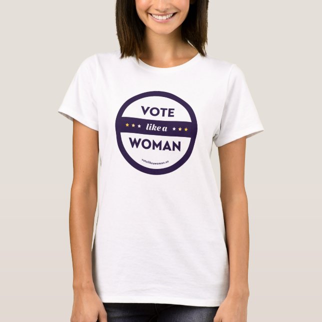 Camiseta Votem como uma mulher na sala de chá (Frente)