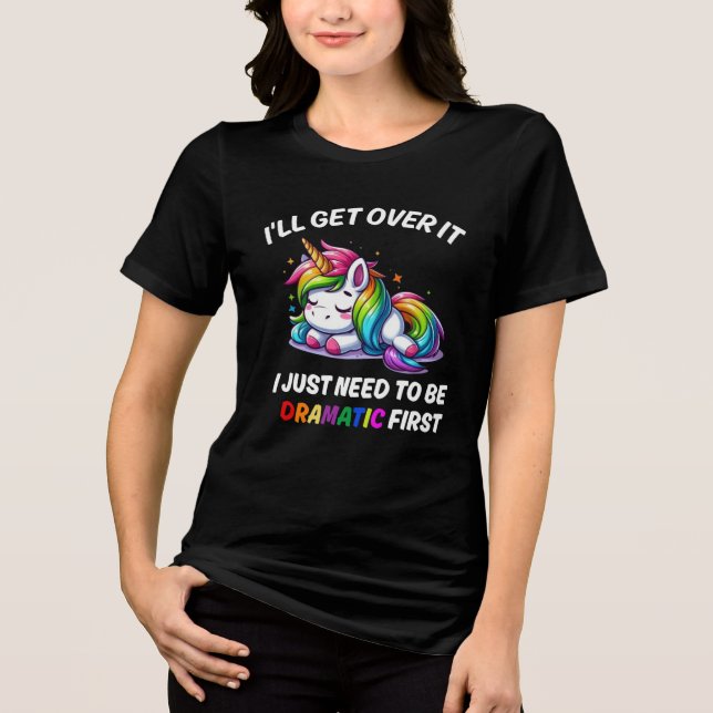 Camiseta Vou Superar, Só Preciso Ser Dramático(a) Primeiro  (Frente)