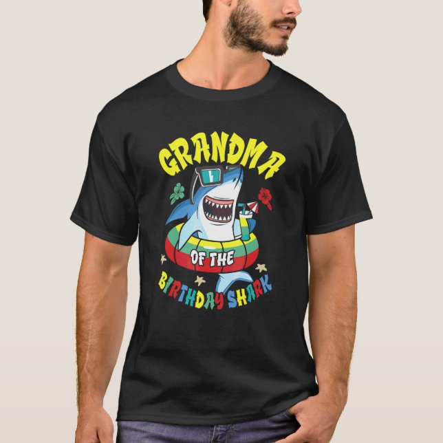 Camiseta Vovó Da Família Aniversário De Tubarões Correspond (Frente)