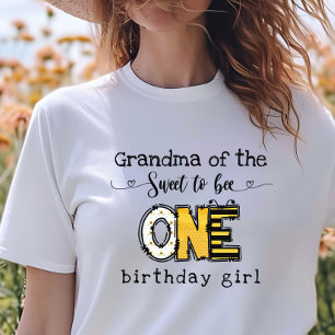 Camiseta Vovó de  Tão doce para ser um aniversário floral a