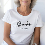 Camiseta Vovó | Est. Data no Script Na moda Preto<br><div class="desc">Esta bela camisa branca e negra diz "vovó" em um roteiro elegante e suave e moderno,  juntamente com a data em que ela se tornou pela primeira vez avó. O presente perfeito e chic de seus netos de Natal ou Dia de as mães!</div>