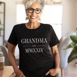 Camiseta Vovó Romano Numeral Ano Estabelecido<br><div class="desc">Um design moderno minimalista para celebrar uma avó cômica,  esta camiseta limpa e mínima mostra "Vovó" ou a sua escolha de apelido avó em letras brancas de serifa. Personalize com o ano em que ela se tornou avó por baixo de elegantes números romanos para um toque chic.</div>