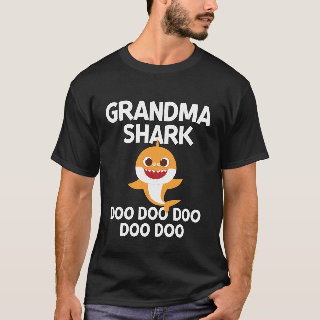 Camiseta Vovó Shark Doo Doo Doo Engraçado (Frente)
