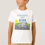 Camiseta Vroom Racing Car Road Birthday Boy Guest Honor<br><div class="desc">Vroom Racing Car Road Birthday Boy de Honra T-Shirt. Prepare-se para uma viagem selvagem! Junte-se a nós para uma festa de aniversário inesquecível com um tema de corrida de carros - carro simples com seu número de idade. Seu pequeno piloto vai pegar o volante e dirigir através da paisagem natural....</div>