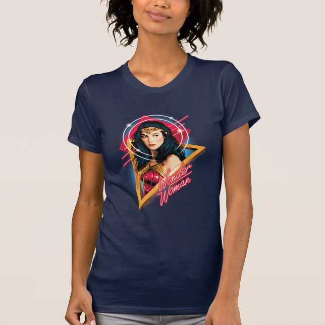 Camiseta W84 | Crachá de Caráter Retrowave da Mulher Maravi (Frente)
