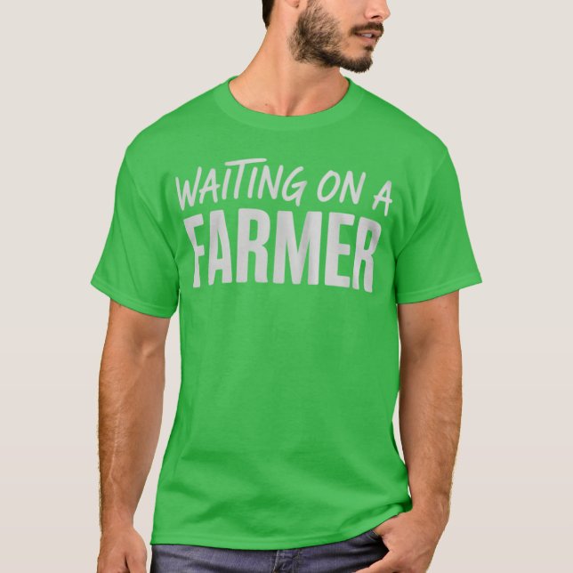 Camiseta Waiting On A Farmer, Farmer Wife (Frente)
