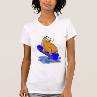 Camiseta Wally A Walrus vai surfar