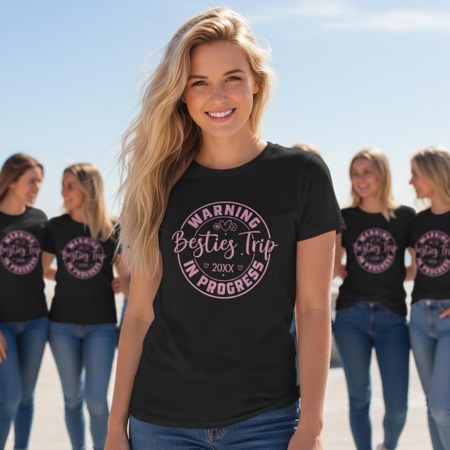 Camiseta Warning Besties Trip in Progress Pink on Black (Criador carregado)
