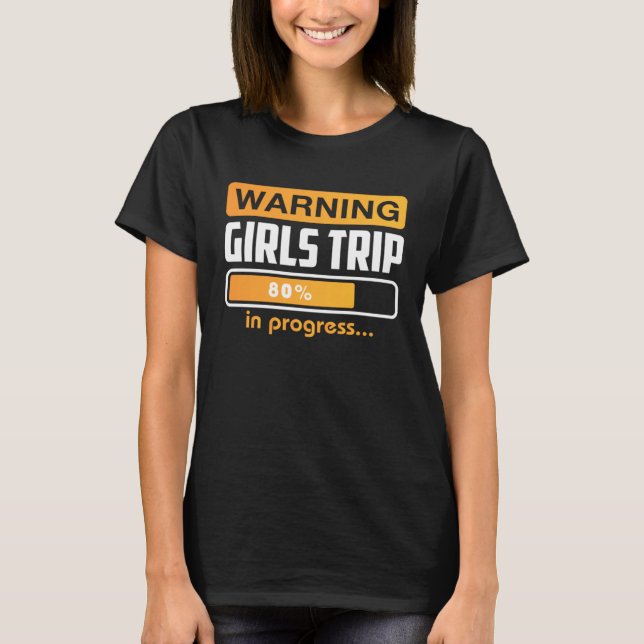 Camiseta Warning Girls Trip In Progress Weekend Party Vacat (Frente)
