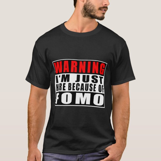 Camiseta Warning I'm Just Here Because Of Fomo Funny Quote  (Frente)