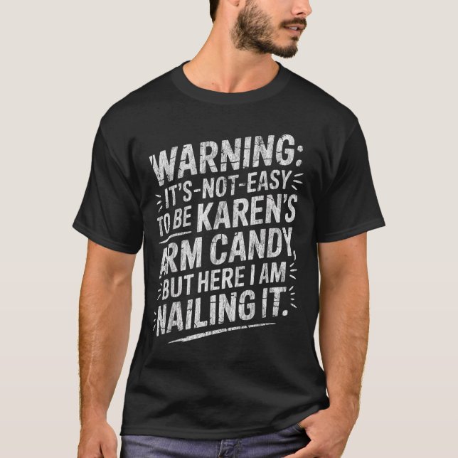 Camiseta Warning It's Noteasy To Be Karen's Arm Candy  (Frente)