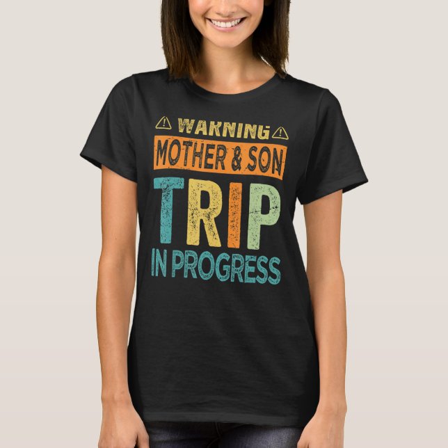 Camiseta Warning Mother Son Trip In Progress - Trip with Mo (Frente)