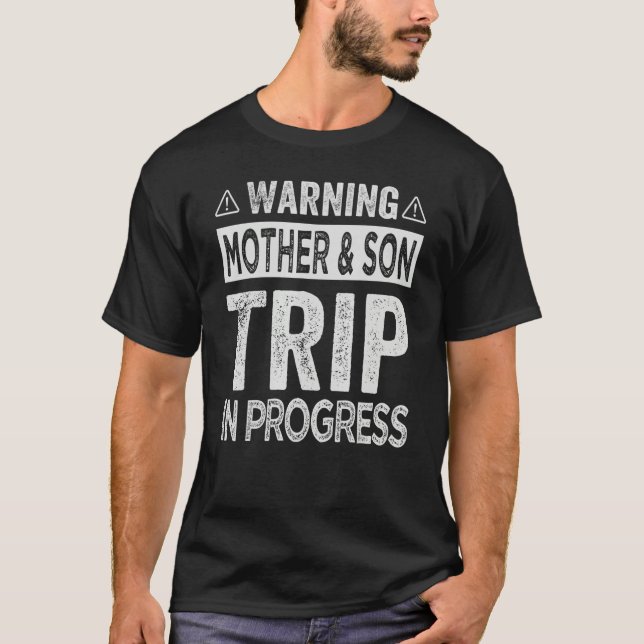 Camiseta Warning Mother Son Trip In Progress - Trip with Mo (Frente)
