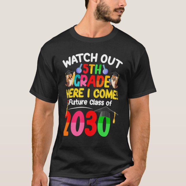 Camiseta Watch Out 5th Grade Here I Come Future Class 2030  (Frente)