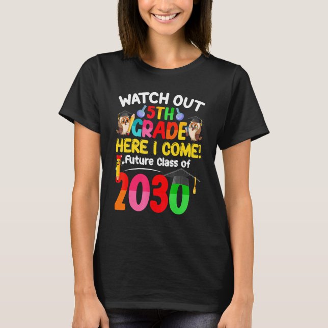 Camiseta Watch Out 5th Grade Here I Come Future Class 2030  (Frente)