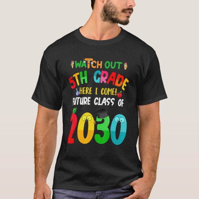 Camiseta Watch Out 5th Grade Here I Come Future Class 2030  (Frente)