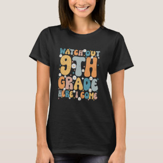 Camiseta Watch Out 9th Grade Here I Come Groovy First Day F
