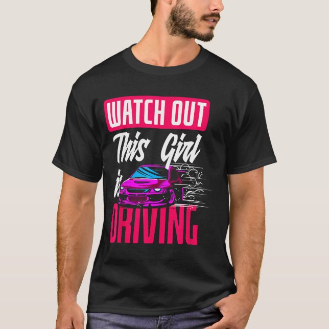 Camiseta Watch Out This Girl Is Driving Funny New Driver  (Frente)