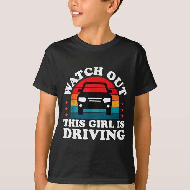 Camiseta Watch Out This Girl Is Driving Funny New Driver Gi (Frente)
