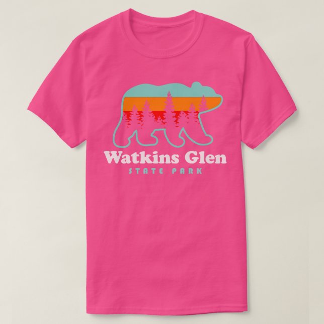 Camiseta Watkins Glen State Park Caminhando com o Urso Retr (Frente do Design)