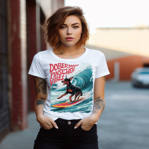 Camiseta Wave Rider: Cachorro Doberman Pinscher Surfando em