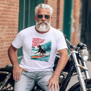Camiseta Wave Rider: Cachorro Doberman Pinscher Surfando em
