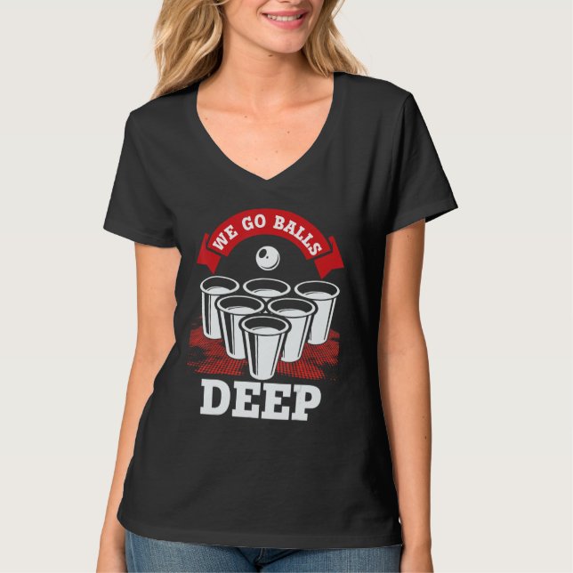 Camiseta We Go Balls Deep Beer Pong College Drinking Party (Frente)