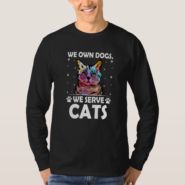 Camiseta We Own Dogs We Serve Cats Funny Cat Mom Humor Cat  (Frente)