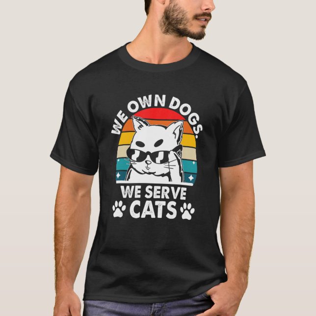 Camiseta We Own Dogs We Serve Cats Funny Cat Mom Humor Cat  (Frente)