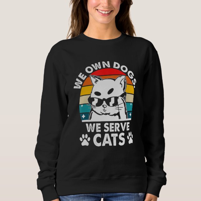 Camiseta We Own Dogs We Serve Cats Funny Cat Mom Humor Cat  (Frente)