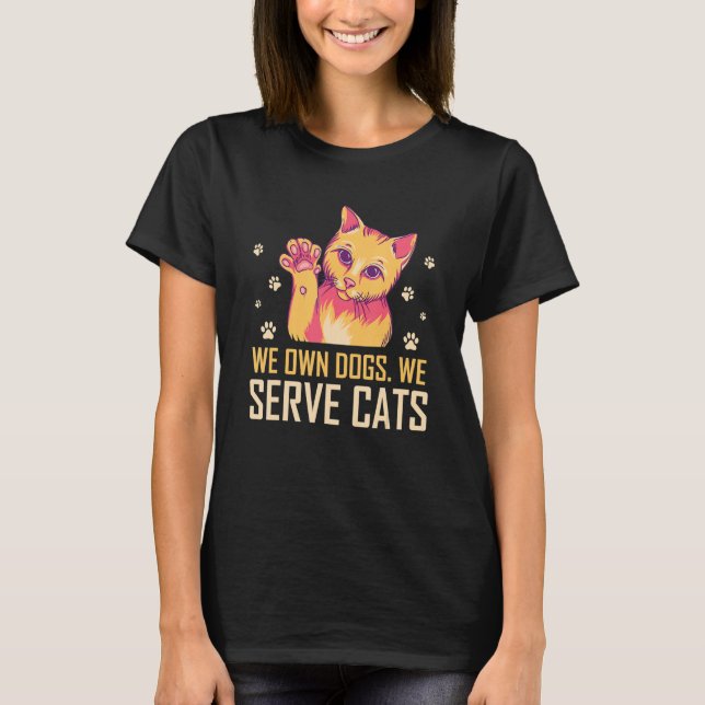 Camiseta We Own Dogs We Serve Cats Funny Cat Mom Humor Cat  (Frente)