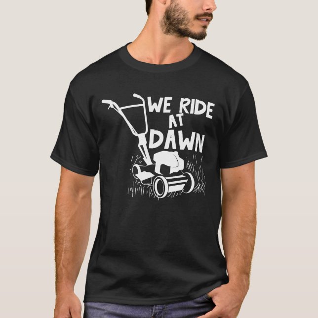 Camiseta We Ride At Dawn - Lawn Mower (Frente)